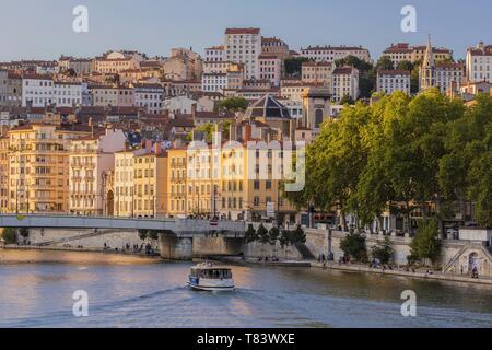 Frankreich, Rhone, Lyon, historische Stätte als Weltkulturerbe von der UNESCO, der Saone River mit Blick auf das Viertel Croix-Rousse, die Brücke Pont de La Feuillée und Bon-Pasteur Kirche, den Fluss Shuttle mit dem Vaporetto Stockfoto