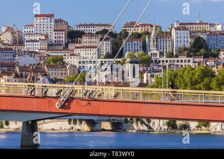 Frankreich, Rhone, Lyon, historische Stätte als Weltkulturerbe von der UNESCO, Vieux Lyon (Altstadt), Steg des Palais de la Justice auf der Saone Fluss Anschließen des Cordeliers Bezirk zu Vieux Lyon mit Blick auf das Viertel Croix-Rousse und Bon-Pasteur Kirche Stockfoto