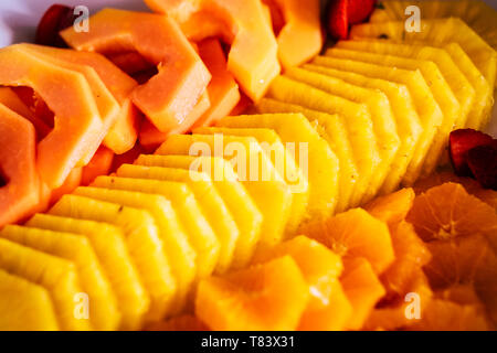 Nahaufnahme von frischen farbigen exotischen tropiacl Früchte wie Pine und Melone - saisonale natürliche Nahrung für gesunde Lebensweise und vegetarische Menschen Stockfoto