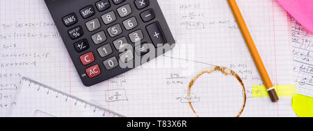 Bildung und Wissenschaft Konzept. Taschenrechner, Bleistift, Lineal über Blatt Papier mit mathematischen Formeln. Stockfoto