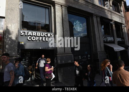 Starbucks Coffee Shop at Callao Square in Madrid gesehen. Stockfoto