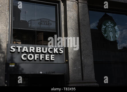 Starbucks Coffee Shop at Callao Square in Madrid gesehen. Stockfoto
