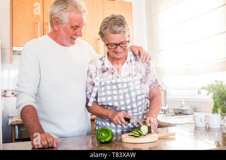 Gerne echten verliebtes Paar Erwachsene ältere Menschen im Ruhestand Mann und Frau genießen der Startseite Aktivitäten in der Küche Schneiden von Gemüse gesund zu essen, w Stockfoto