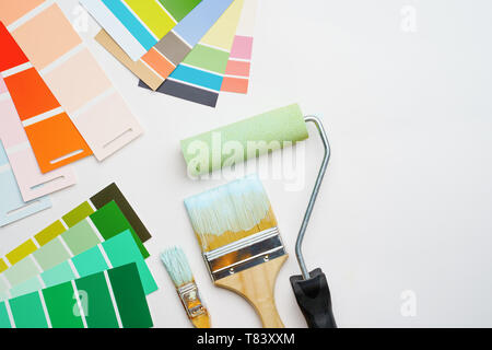 Bild der Palette mit blauen und grünen Farben, Walze, Bürsten Stockfoto