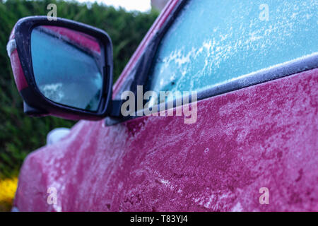 Lila Auto in Frost auf einen sehr kalten Winter morgen vor Schaben das Eis aus der Windows und gehen in die Tiefe des Winters zu arbeiten. Stockfoto