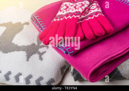 Winter - warme Winter Wollsachen gestrickte Pullover, Schals, Handschuhe Stockfoto