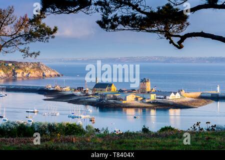 Frankreich, Finistere, regionale natürliche Armoric Park, Camaret-sur-Mer, Camaret-sur-Mer globale Übersicht der alten Gebäude einschließlich der Vauban Turm, als UNESCO-Welterbe Stockfoto