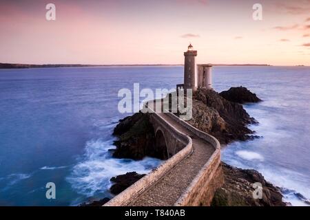 Frankreich, Finistere, Plouzane, Iroise Marine National Park, Blaue Stunde auf Diable Leuchtturm Stockfoto