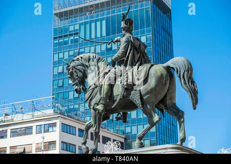 Statue des Grafen Ban Josip Jelacic aus dem 19. Jahrhundert in Zagreb, Kroatien, gegen moderne Bürogebäude Stockfoto