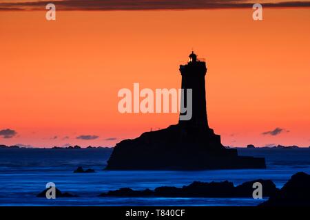 Frankreich, Finistere, Plogoff, Raz de Sein, von Dämmerung zu Dämmerung auf der La Vieille Leuchtturm in der Raz de Sein, wie unter Denkmalschutz Stockfoto