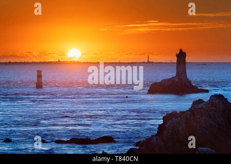 Frankreich, Finistere, Plogoff, Raz de Sein, Pointe du Raz Sonnenuntergang über La Vieille Leuchtturm, als unter Denkmalschutz Stockfoto