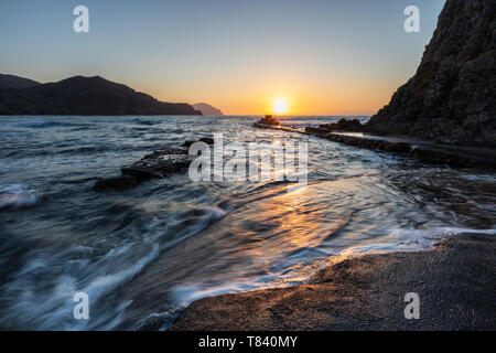 Sonnenaufgang an der Küste von Isleta del Moro. Naturpark Cabo de Gata. Spanien. Stockfoto