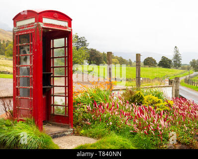 Rote Telefonzelle, Glen Clova, Angus, Schottland, Großbritannien Stockfoto