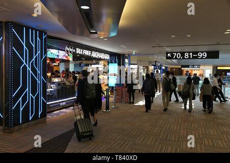 Tokio, Japan - Dezember 5, 2016: die Menschen besuchen Duty Free Shop am Flughafen Narita in Tokio, Japan. Vom internationalen Flughafen Narita ist die 2 verkehrsreichsten Airport Stockfoto