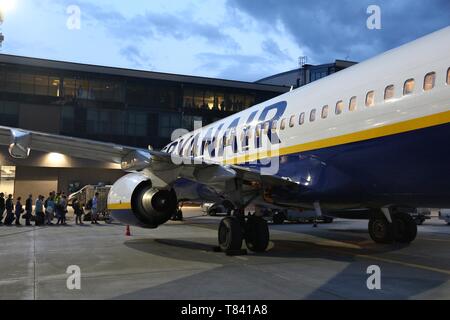 KATOWICE, Polen - Juli 5, 2016: Leute board Ryanair Boeing 737 NG in Flughafen Kattowitz in Polen. Ryanair ist eine der größten Airlines der Welt mit Stockfoto