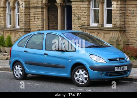 YORKSHIRE, Großbritannien - 11 Juli, 2016: Citroen Xsara Picasso kompakte MPV Auto in Saltaire, Yorkshire, UK geparkt. Citroen ist Teil der PSA-Gruppe. PSA hergestellt Stockfoto