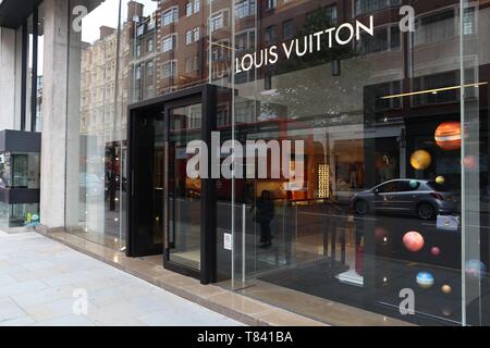 LONDON, Großbritannien - 9. JULI 2016: Louis Vuitton Fashion Store an der Sloane Street in London. Sloane Street befindet sich im Royal Borough von Kensington und Chelsea gelegen Stockfoto