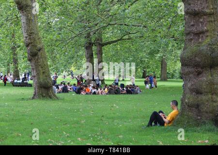 LONDON, Großbritannien - 9. JULI 2016: Menschen genießen Sie den Sommer im Green Park in London. Green Park ist einer der königlichen Parks in London. Stockfoto