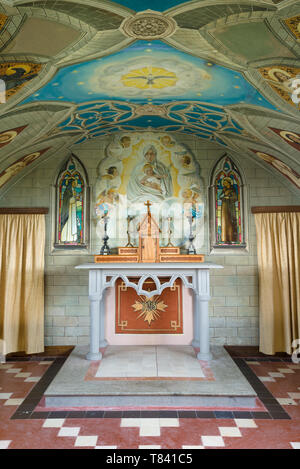 Das Innere des berühmten Kriegsgefangenen gebaut Italienischen Kapelle der Altar hervorheben und die umliegenden Artwork, Lamm Holm, Orkney, Schottland Stockfoto