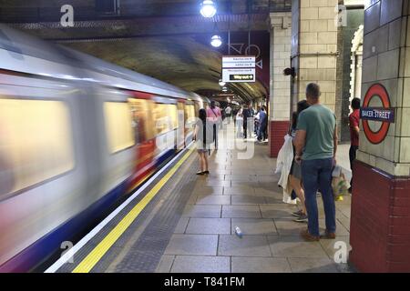 LONDON, Großbritannien - 7. JULI 2016: Menschen bei der U-Bahnstation Baker Street in London warten. Die Londoner U-Bahn ist der 11 Verkehrsreichsten U-System weltweit wi Stockfoto