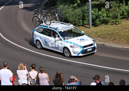 BYTOM, Polen - 13. JULI 2016: Team Fahrzeug fährt in Tour De Pologne Radrennen in Polen. Ford Mondeo von Novo Nordisk Pro Cycling Team. Stockfoto