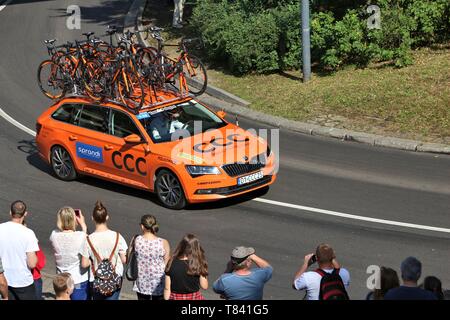 BYTOM, Polen - 13. JULI 2016: Team Fahrzeug fährt in Tour De Pologne Radrennen in Polen. Skoda Superb Der CCC Pro Cycling Team aus Polen. Stockfoto
