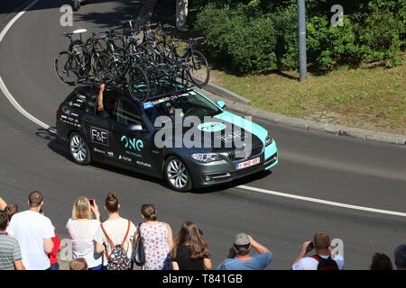 BYTOM, Polen - 13. JULI 2016: Team Fahrzeug fährt in Tour De Pologne Radrennen in Polen. BMW Auto von einem Pro Cycling Team aus dem Vereinigten Königreich. Stockfoto