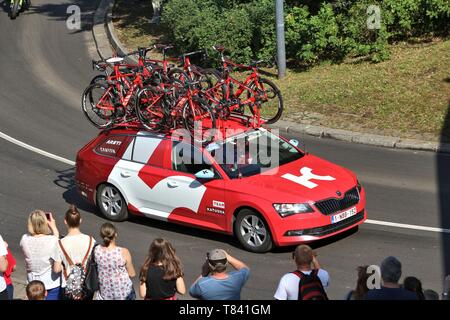 BYTOM, Polen - 13. JULI 2016: Team Fahrzeug fährt in Tour De Pologne Radrennen in Polen. Skoda Superb Der Team Katusha. Stockfoto