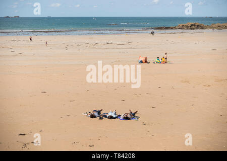 Die Menschen genießen die Sonne am Sandstrand von Saint Malo, Bretagne, Frankreich Stockfoto