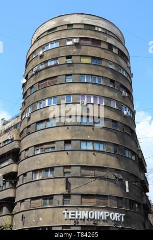 Bukarest, Rumänien - 19. AUGUST 2012: Tehnoimport gebäude in Bukarest, Rumänien. Die erkennbaren abgerundete Apartment Gebäude wurde 1935 erbaut. Stockfoto