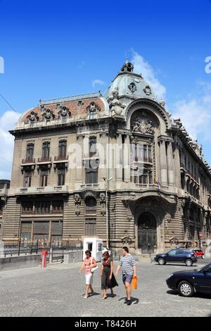 Bukarest, Rumänien - 19. AUGUST 2012: Leute, die vor der nationalen Bibliothek von Rumänien entfernt. 2009 Bukarest wurde im 21 meistbesuchte Stadt weltweit Stockfoto