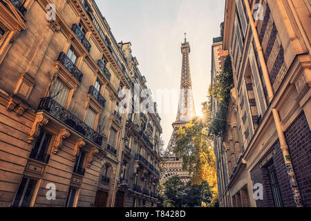 Eiffelturm in Paris gesehen von der Straße