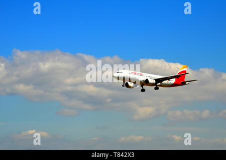 Barcelona, Spanien, 27. April 2019. Airbus A320 Flugzeug der Fluggesellschaft Iberia, Landung am Flughafen El Prat in Barcelona. Stockfoto