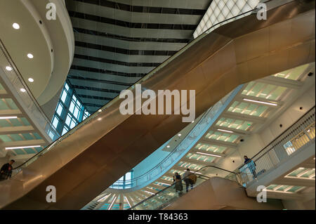 Moderne Rolltreppe in einem Einkaufszentrum Stockfoto