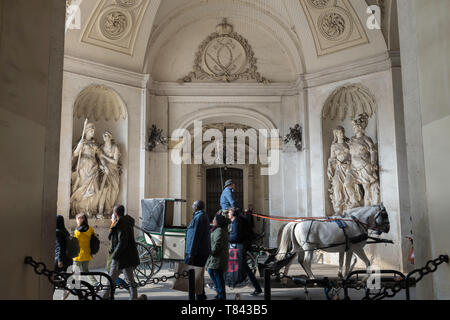 St. Michaelertor, Blick auf eine Pferdekutsche, die durch das St. Michaelertor führt, Haupteingang der Hofburg in Wien, Österreich. Stockfoto