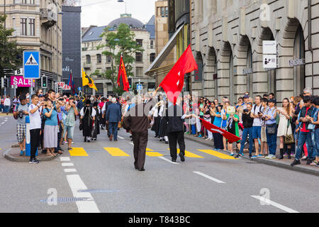 Zürich, Schweiz - 1 August 2016: die Teilnehmer der Parade zum Schweizer Nationalfeiertag gewidmet, vorbei an der Kreuzung der Uraniastrasse und Bahnhofst Stockfoto