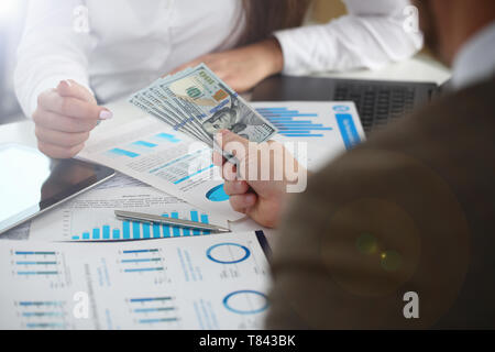 Männliche arm pay Bündel von hundert Dollar Rechnungen Stockfoto