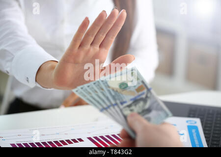 Männliche arm pay Bündel von hundert Dollar Rechnungen Stockfoto