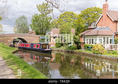 Bootfahren auf dem Stratford-upon-Avon Kanal zwischen Hockley Heath und Lapworth, Warwickshire, England, Großbritannien Stockfoto