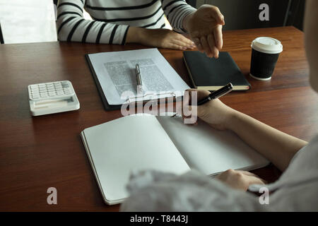 Frau im Gespräch mit Kollegen über neue Start Projekt. Geschäftsleute brainstorming Konzept. Stockfoto