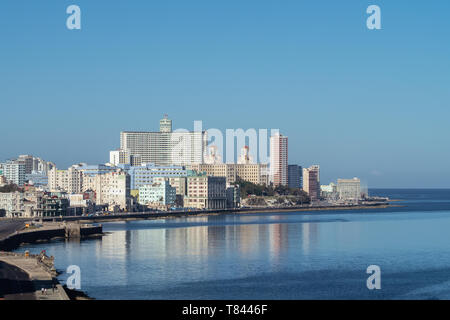 Havanna der sowjetischen Epoche Architektur entlang der Uferpromenade Malecon, mit klaren, blauen Himmel und ruhige See Stockfoto