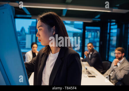 Geschäftsfrau schreiben auf Flipchart office Präsentation Stockfoto