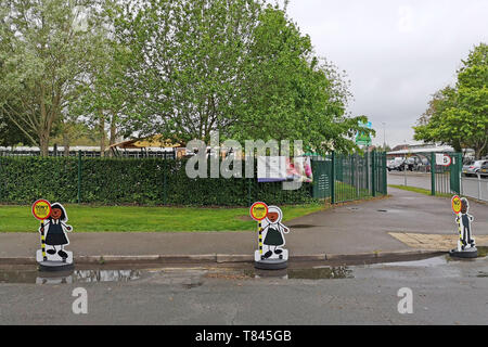 Verkehrssicherheit Poller, die Zeichnungen der kleinen Kinder sind außerhalb Shottery Schule in Warwickshire, Großbritannien gesehen. 10. Mai 2019. Stockfoto