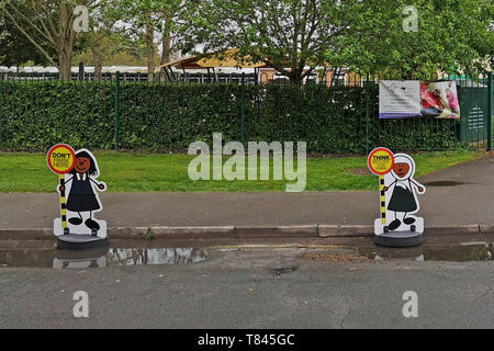 Verkehrssicherheit Poller, die Zeichnungen der kleinen Kinder sind außerhalb Shottery Schule in Warwickshire, Großbritannien gesehen. 10. Mai 2019. Stockfoto