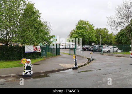 Verkehrssicherheit Poller, die Zeichnungen der kleinen Kinder sind außerhalb Shottery Schule in Warwickshire, Großbritannien gesehen. 10. Mai 2019. Stockfoto