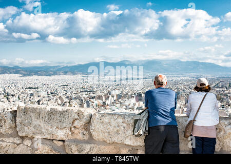 ATHEN, Griechenland - die Akropolis von Athen ist eine antike Zitadelle, die auf einem Felsvorsprung über Athen, Griechenland, steht. Es ist eine der berühmtesten archäologischen Stätten der Welt und gehört zum UNESCO-Weltkulturerbe. Es besteht aus einer Reihe von Bauwerken auf der Spitze des Hügels, zusammen mit anderen Standorten auf dem umliegenden Hügel. Das berühmteste Bauwerk, wenn der Parthenon, ein großer Tempel aus dem 5. Jahrhundert v. Chr. mit einer markanten Außenschicht aus großen Säulen. Stockfoto