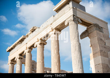 ATHEN, Griechenland - das Echtheion ist ein Bauwerk auf der Nordseite der Akropolis, das den griechischen Göttern Athena und Poseidon gewidmet war. Die Akropolis von Athen ist eine uralte Zitadelle, die auf einem Felsvorsprung über Athen, Griechenland, steht. Es ist eine der berühmtesten archäologischen Stätten der Welt und gehört zum UNESCO-Weltkulturerbe. Es besteht aus einer Reihe von Bauwerken auf der Spitze des Hügels, zusammen mit anderen Standorten auf dem umliegenden Hügel. Das berühmteste Bauwerk, wenn der Parthenon, ein großer Tempel aus dem 5. Jahrhundert v. Chr. mit einer markanten Außenschicht aus großen Säulen. Stockfoto