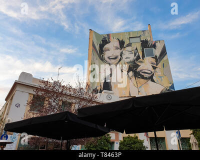 Athen, Griechenland - 9. März, 2019: Riesige Graffiti an einer Fassade in den Heldenplatz in Psirri Nachbarschaft von Athen Stockfoto