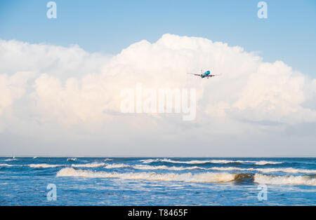 Larnaca, Zypern - 30 Januar, 2019: Elal Israel Airlines Boeing 737-800 Fliegen in weißen Wolken und blauer Himmel, Landung in Larnaca International Airpor Stockfoto