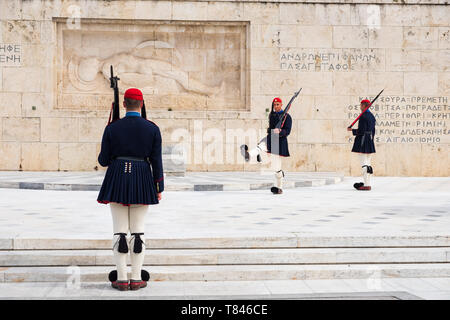 Athen, Griechenland - 9. März 2019: Änderung der Präsidentengarde namens Evzones vor dem Denkmal des unbekannten Soldaten, neben dem Griechischen P Stockfoto